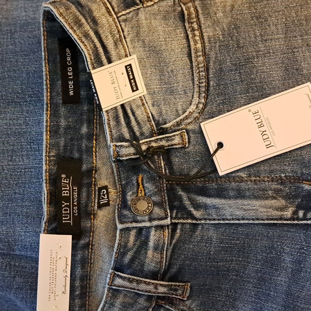 Judy Blue Hi-Waisted Wide Leg cropped Jeans